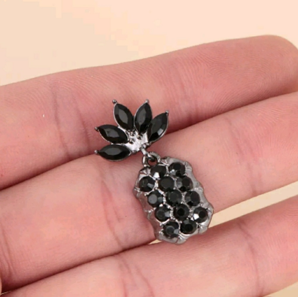 1LEFT 🎀3/$22🎀 Rhinestone Pineapple Earrings - Picture 2 of 5